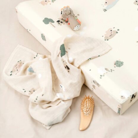 Done By Deer Keilwickelauflage Tiny farm 50x65 cm sand Done By Deer Keilwickelauflage Tiny farm 50x65 cm sand